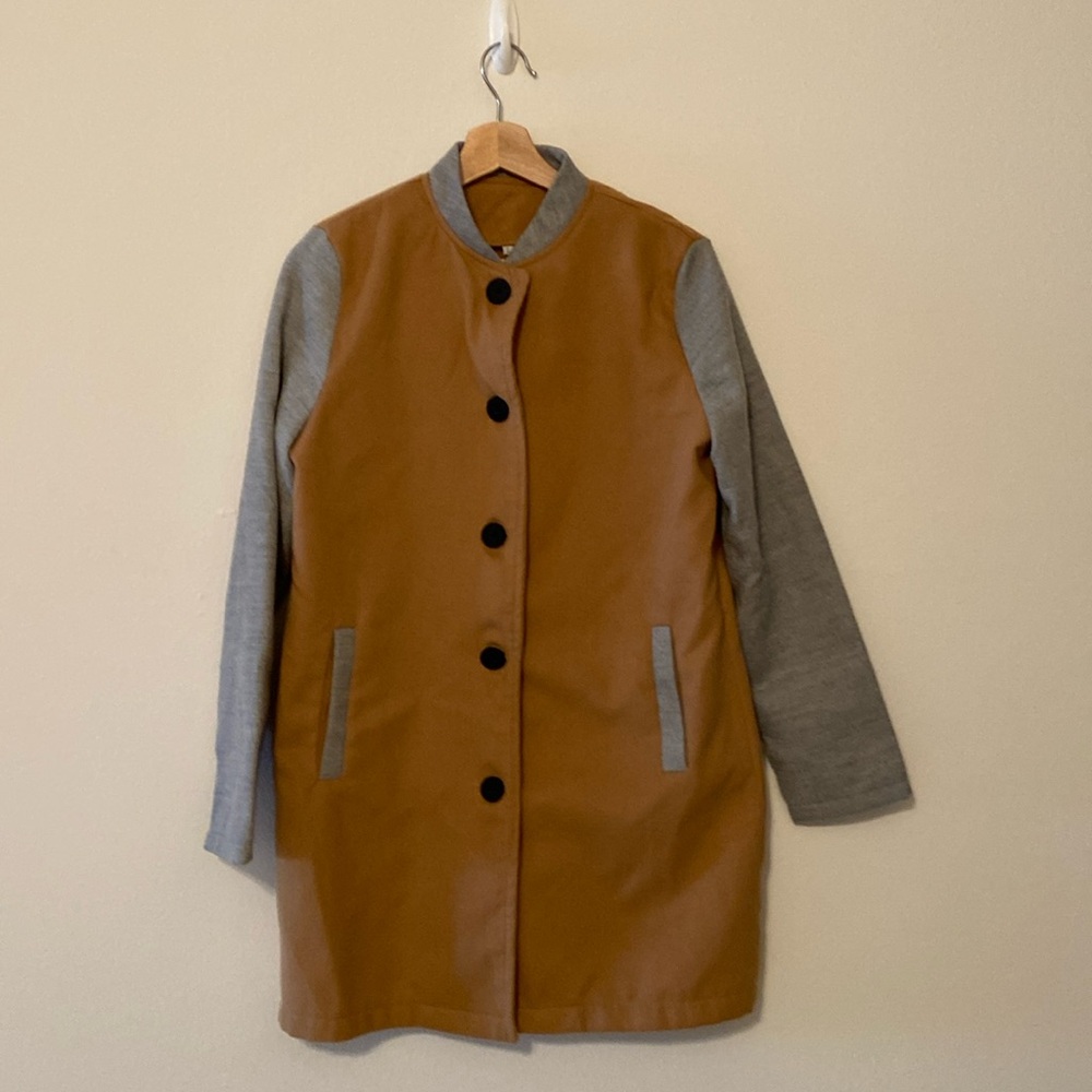 Medium weight coat. Unidentified brand. Like new. Pockets still sewn shut.